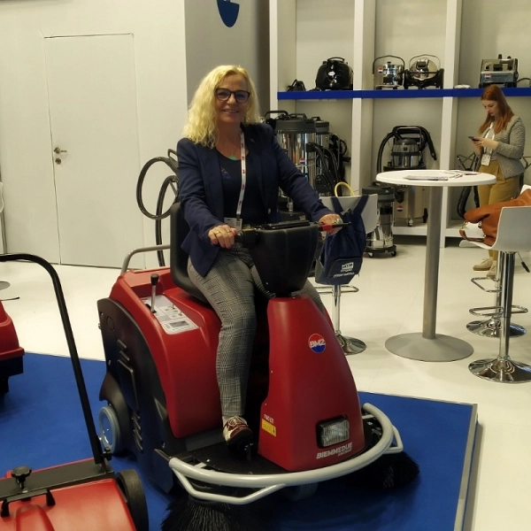 Zamiatarka bateryjna samojezdna DUSTY 1100 ET show room