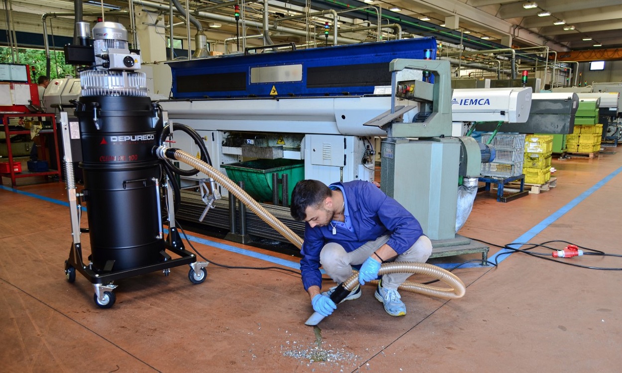 Odkurzacz przemysłowy do zbierania cieczy oleju z możliwością separowania wiórów 3 kW robotnik