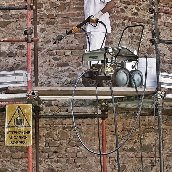 Myjka wysokociśnieniowa przemysłowa MAXIMA z pompą korbowodową praca